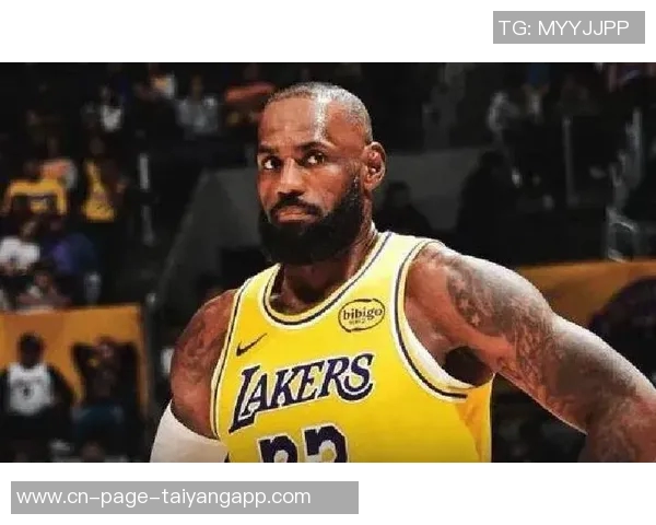 亚当斯边叫疼边偷瞄镜头ESPN配詹姆斯搞笑表情引发热议